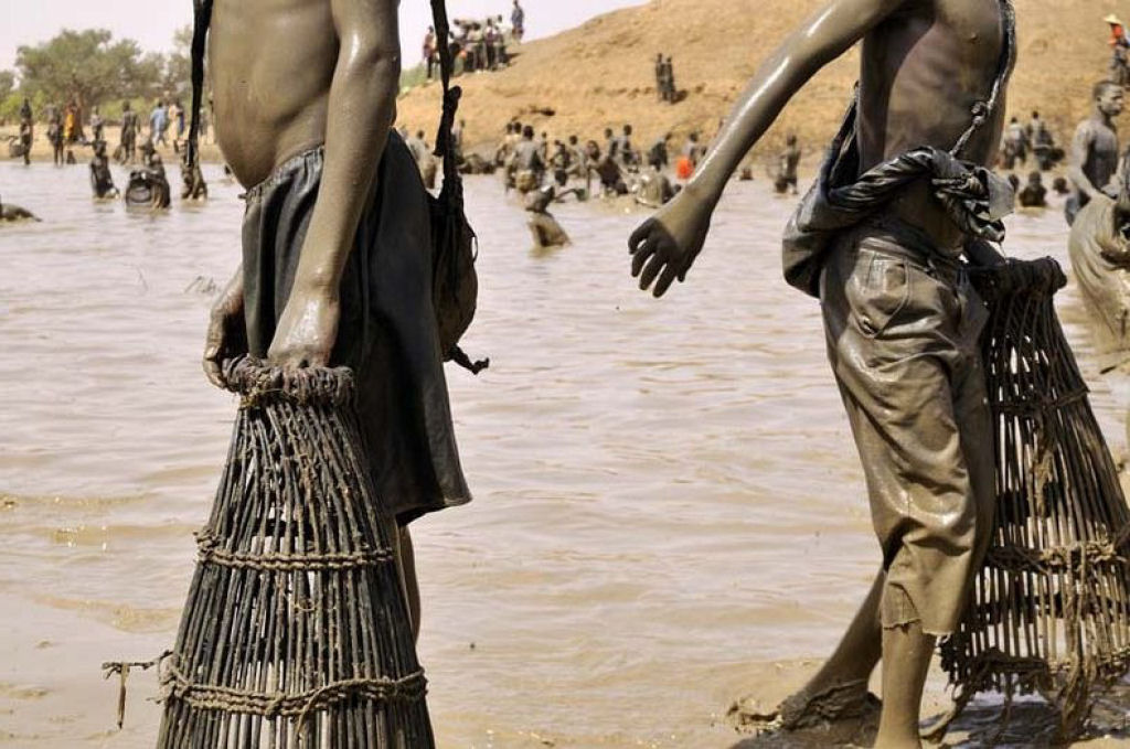 Antogo, o ritual sagrado de pesca do povo Dogon