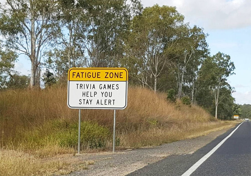 Algumas estradas australianas so to tediosas que as placas de transito tm perguntas de trivia como entretenimento 01