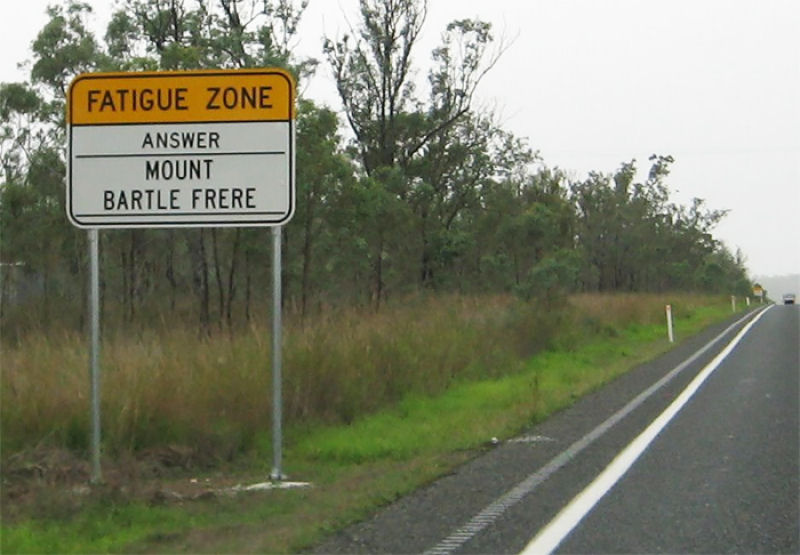 Algumas estradas australianas so to tediosas que as placas de transito tm perguntas de trivia como entretenimento 07