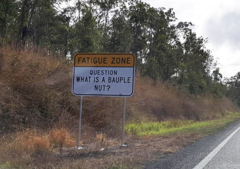 Algumas estradas australianas so to tediosas que as placas de transito tm perguntas de trivia como entretenimento 08