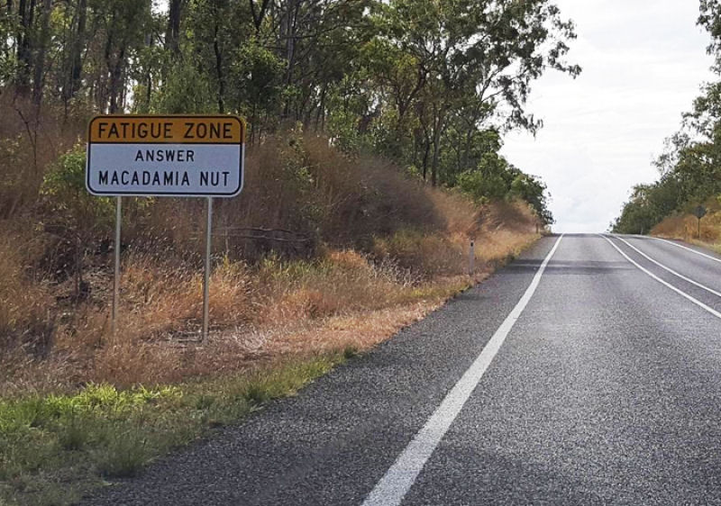 Algumas estradas australianas so to tediosas que as placas de transito tm perguntas de trivia como entretenimento 09