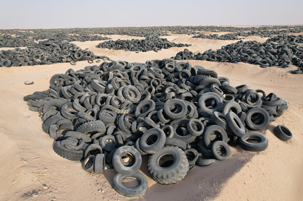 O Kuwait enterrou tantos pneus no deserto que uma mancha preta era visível do espaço