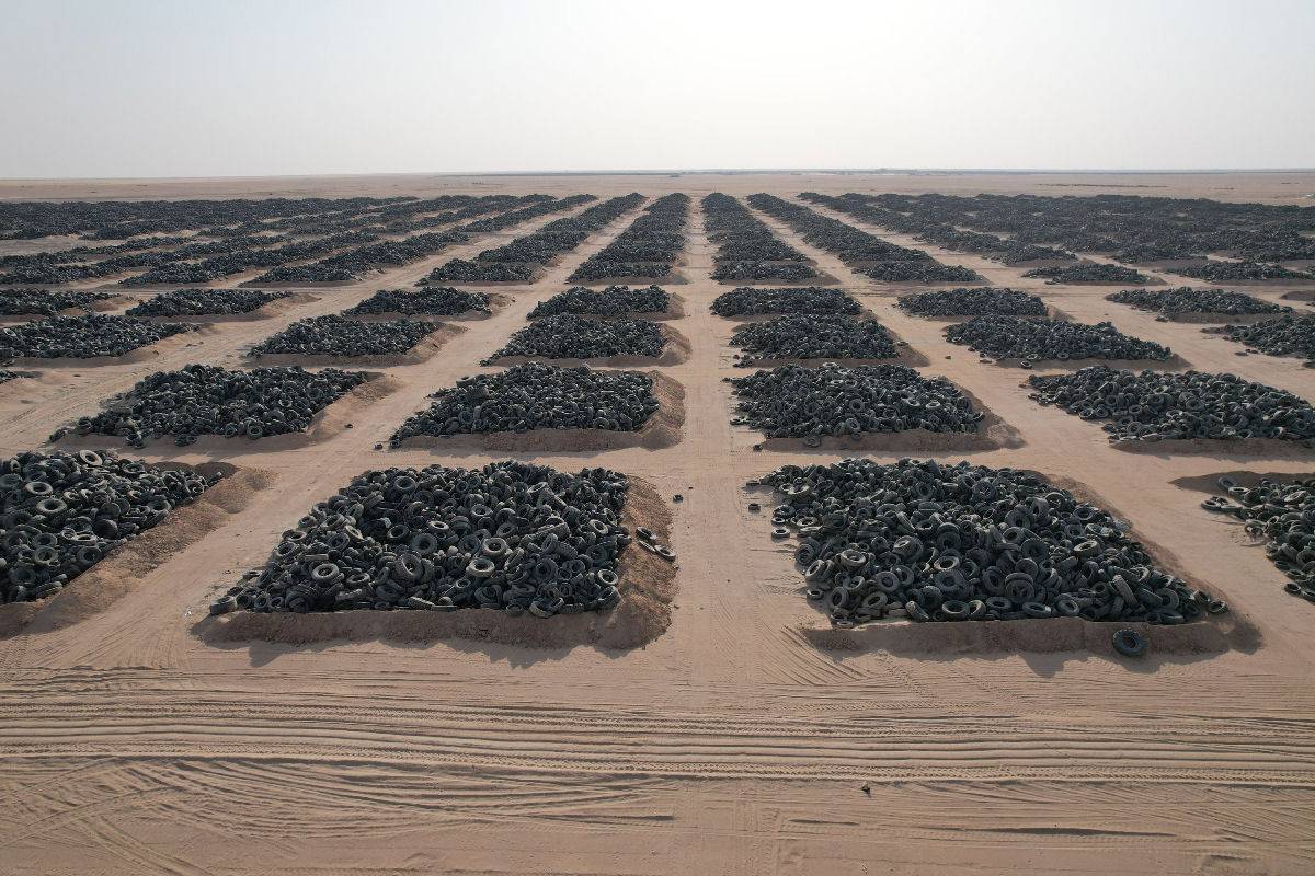 O Kuwait enterrou tantos pneus no deserto que uma mancha preta era visível do espaço