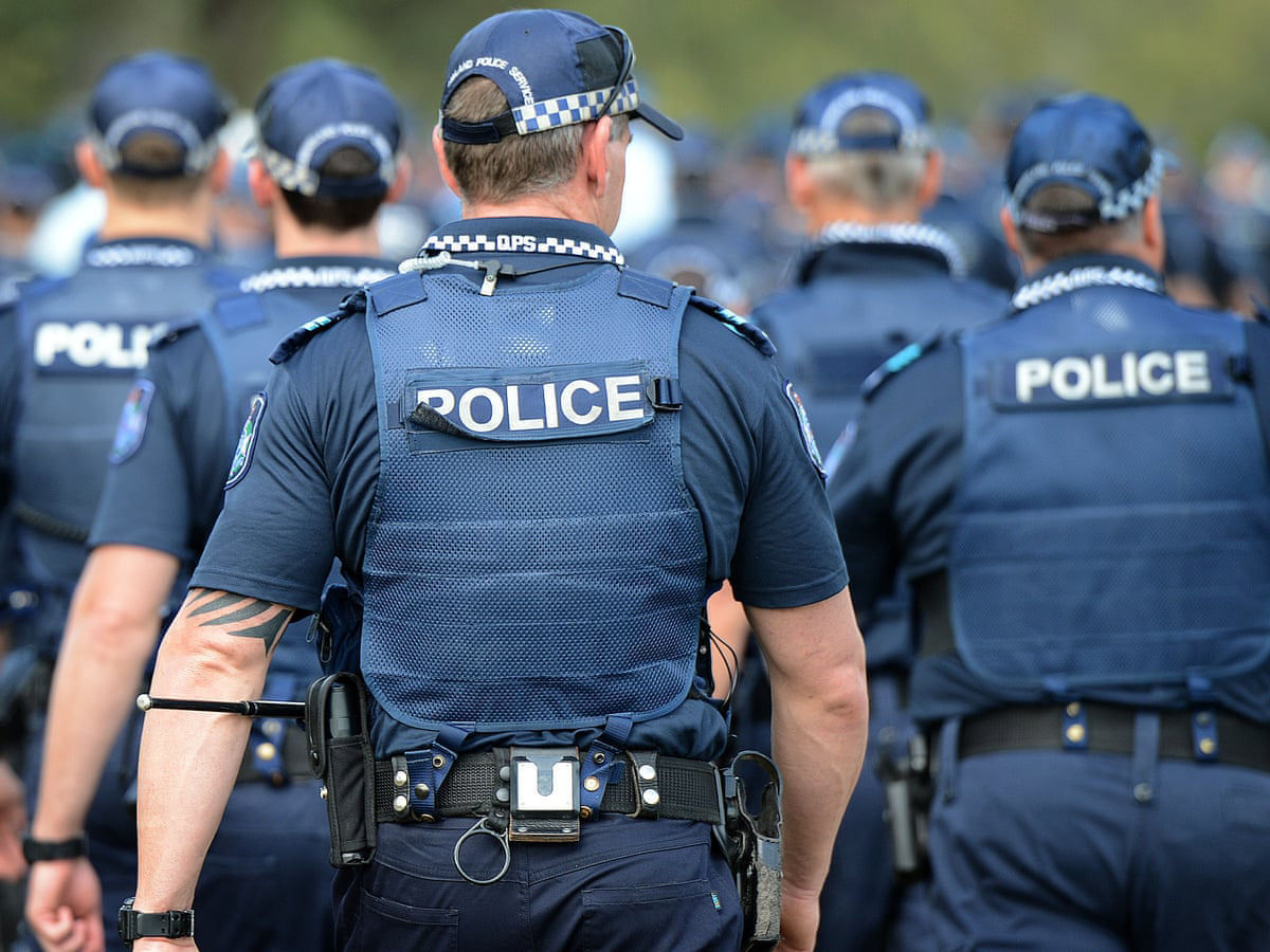 Polícia australiana para adolescentes com spray de pimenta por não usarem máscaras faciais