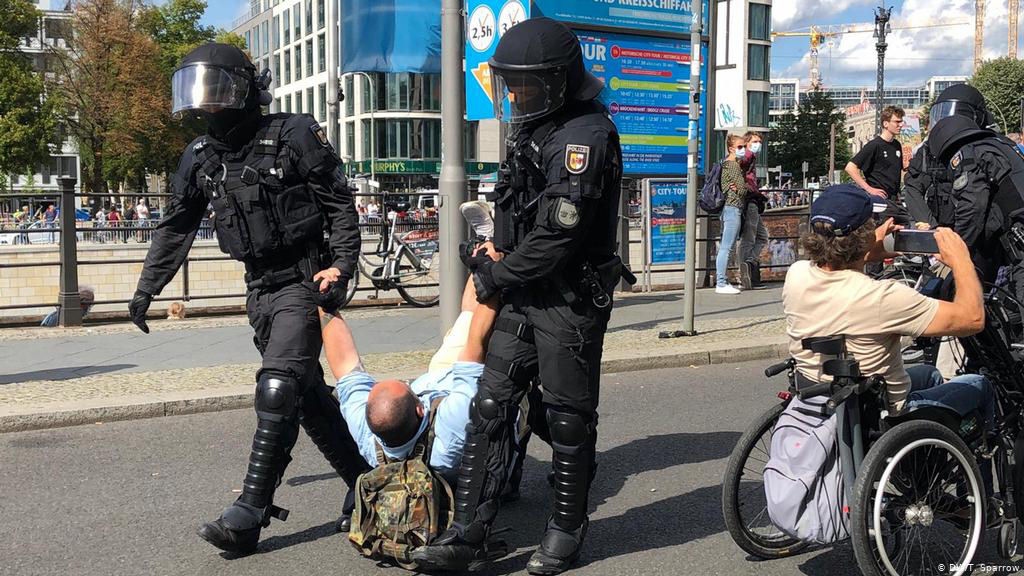Agência Russa diz que alemanha colocará violadores de regras da covid-19 em um 'campo de detenção'
