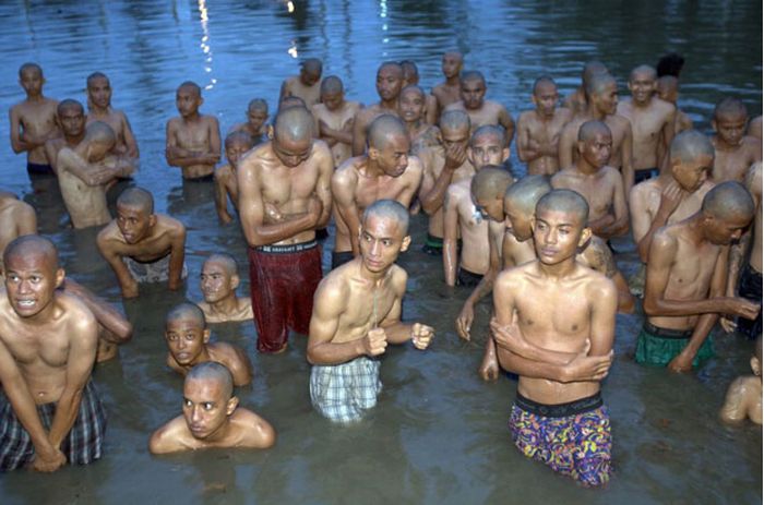 Polcia d banho espiritual em punks na Indonsia 11