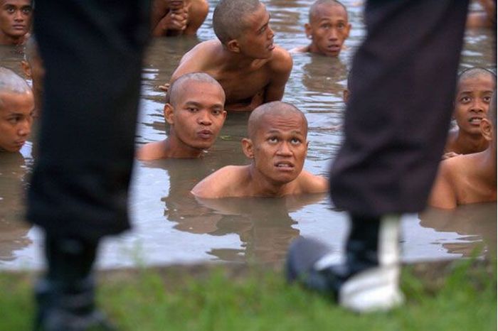 Polcia d banho espiritual em punks na Indonsia 12