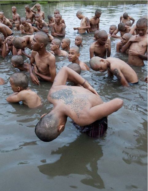 Polcia d banho espiritual em punks na Indonsia 13