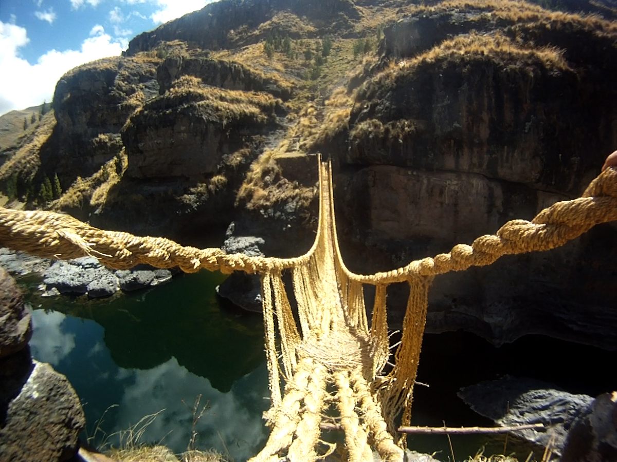 Esta ponte de corda é reconstruída à mão todos os anos