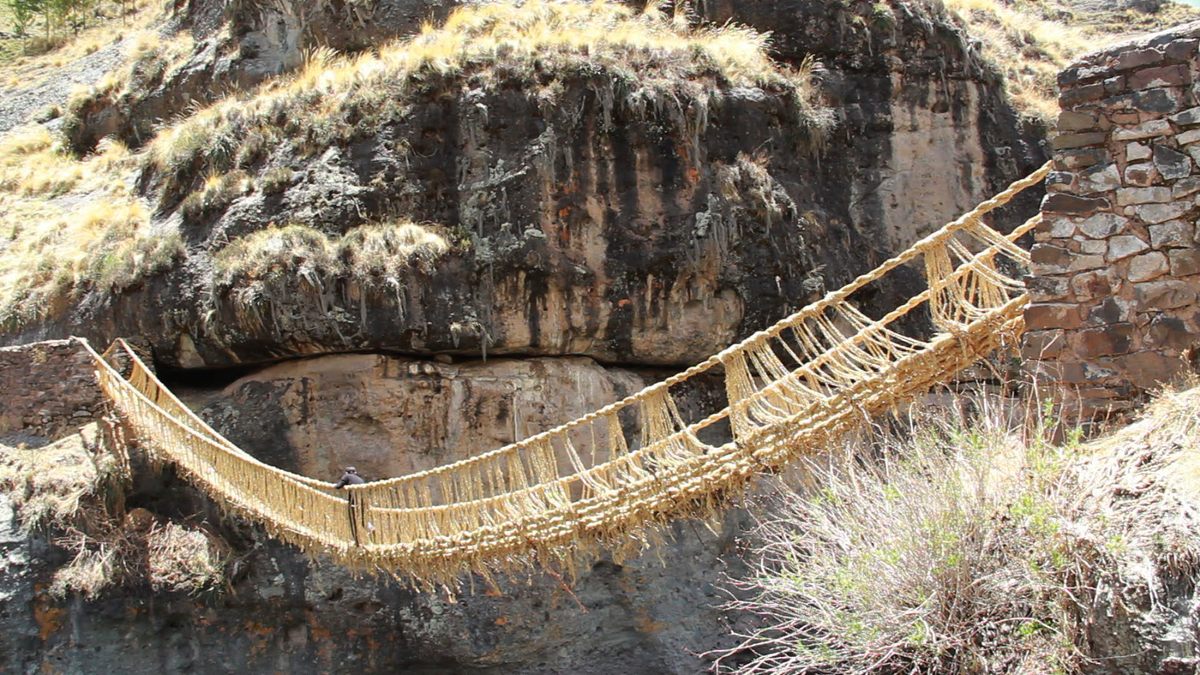 Esta ponte de corda é reconstruída à mão todos os anos