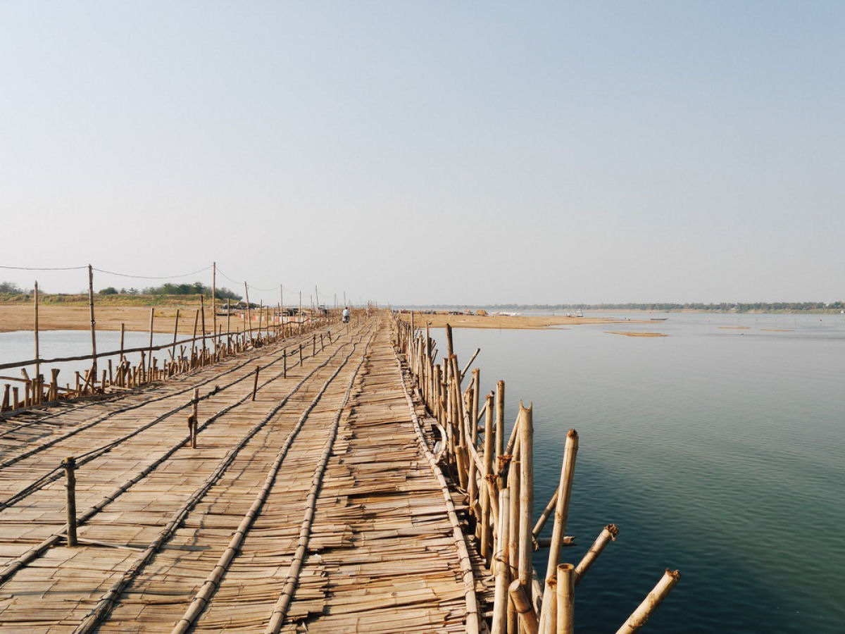 Ponte de bambu  construda e desmontada todos os anos, no Camboja