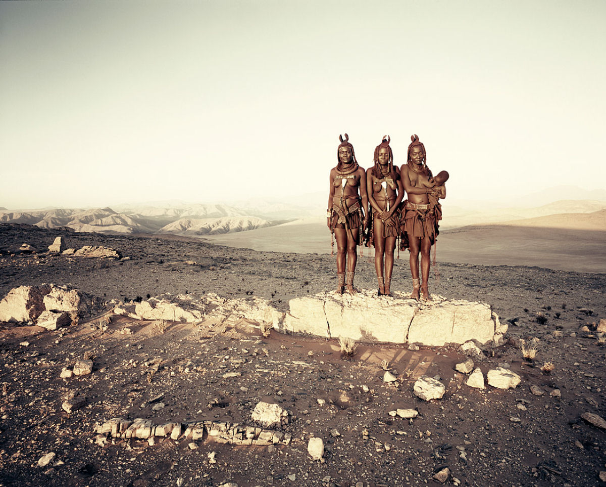 A beleza da tribo Himba, os últimos povos nômades da África  09