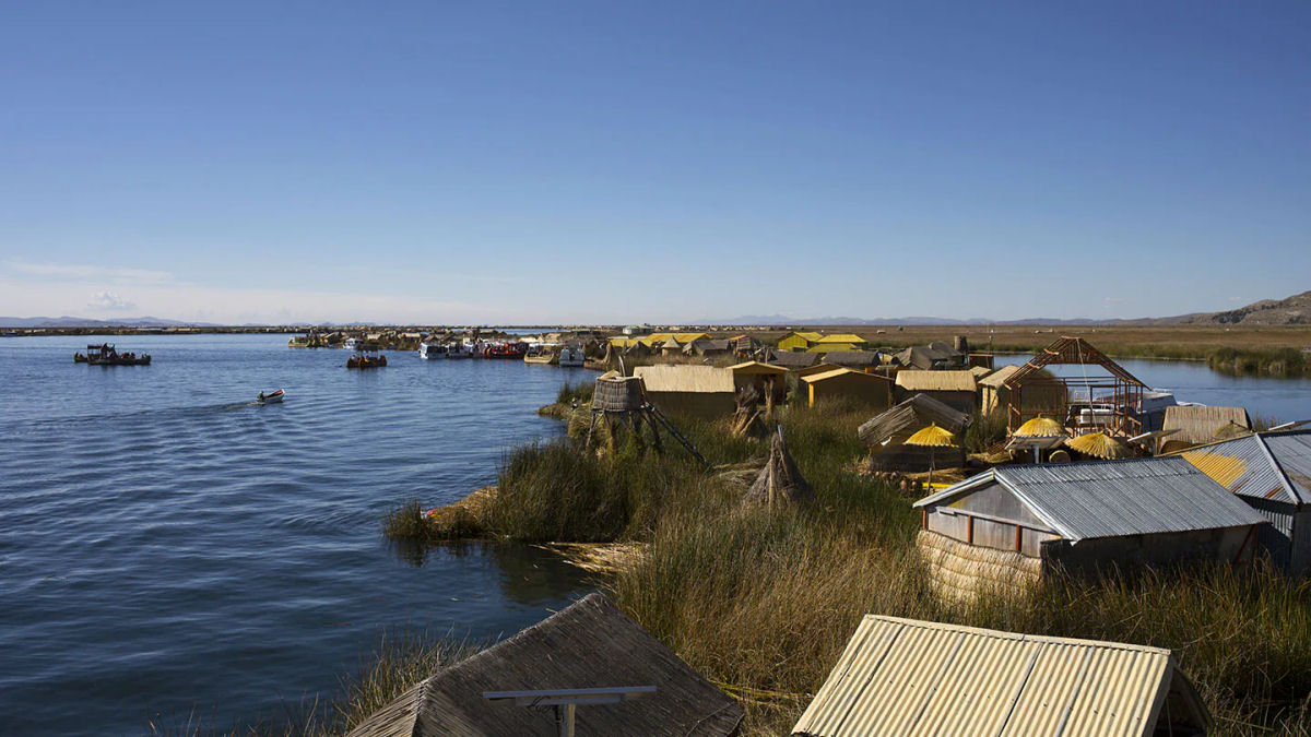 Como vive o povo Uros do Lago Titicaca, no Peru