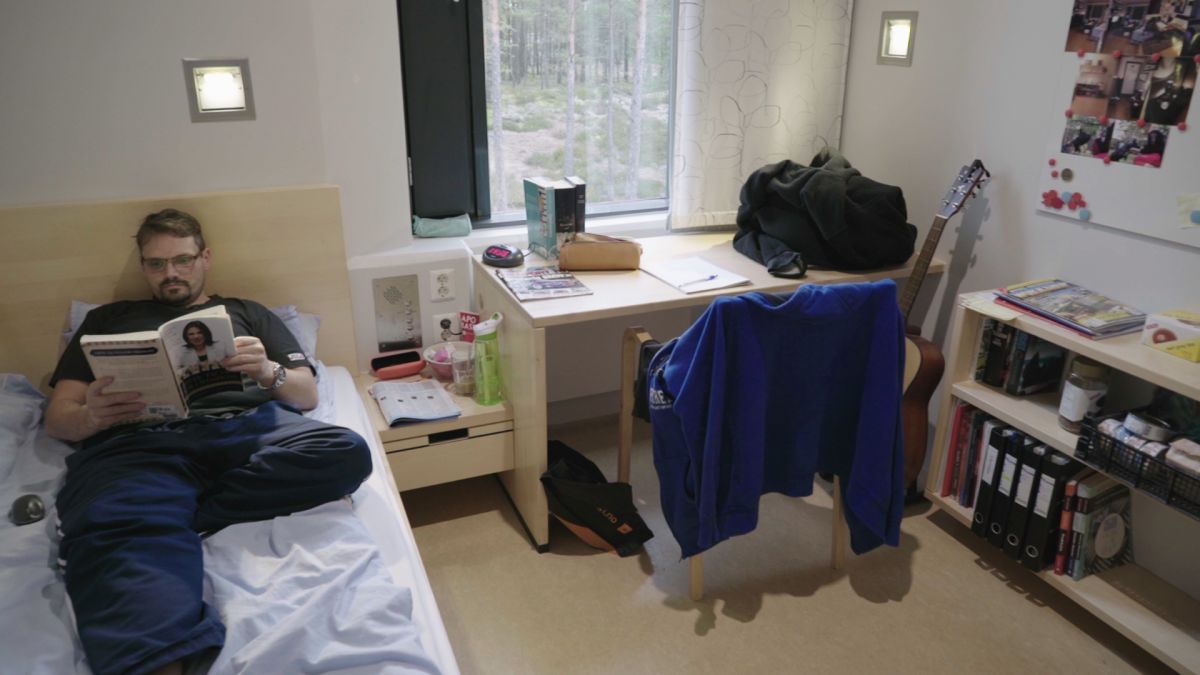 Prisioneiros na Finlândia vivem em prisões abertas onde aprendem habilidades tecnológicas