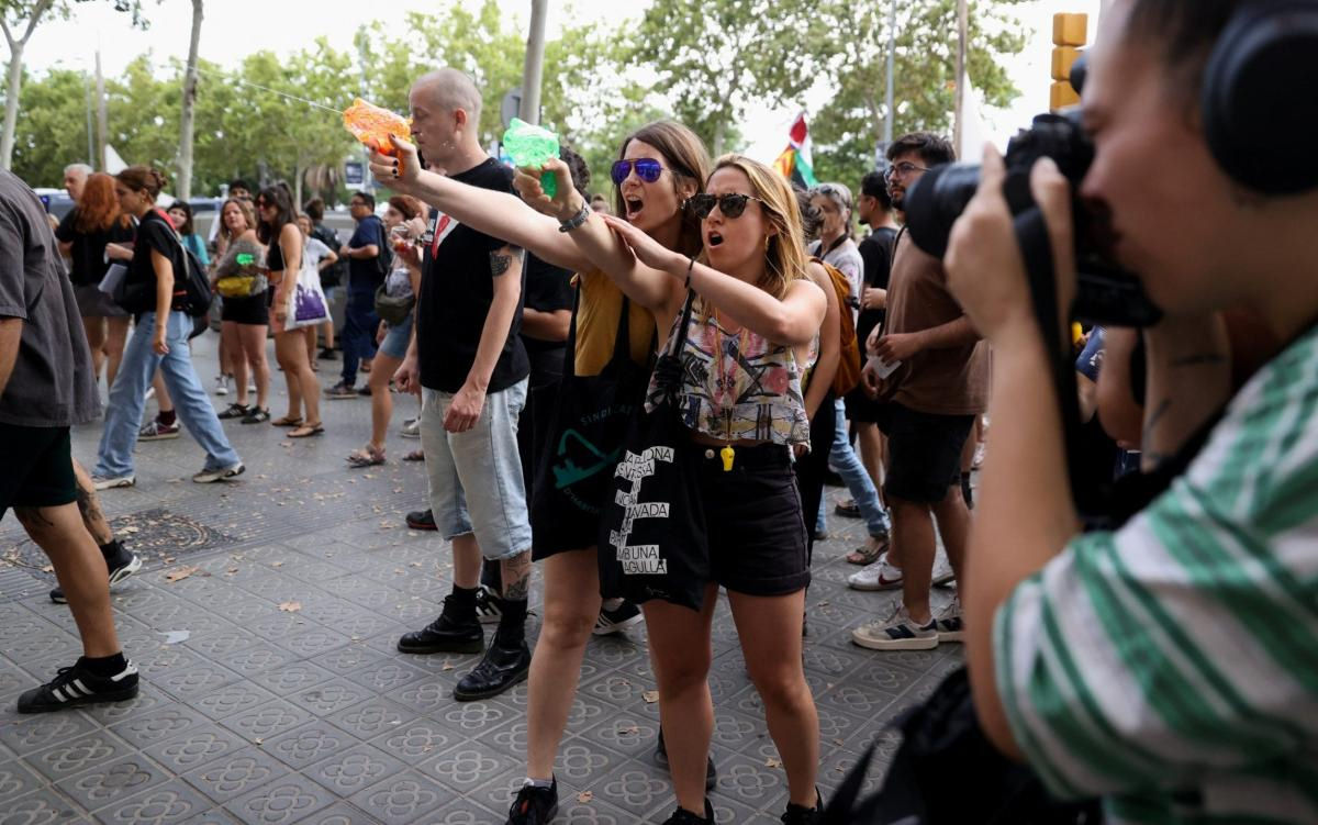 Em Barcelona, o movimento antiturismo adota uma ttica radical: assediar turistas nas ruas