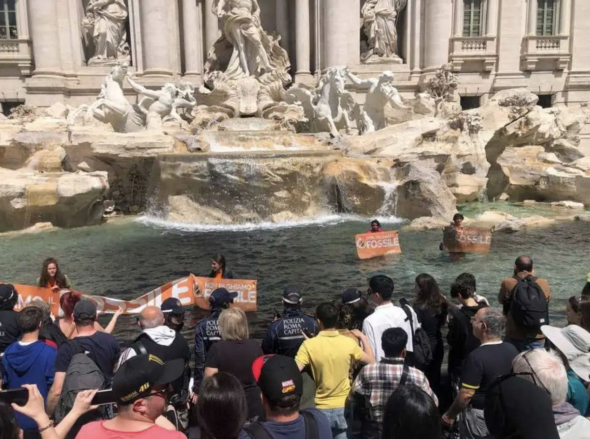 Ativistas do clima tingiram de preto a água na Fontana di Trevi em Roma