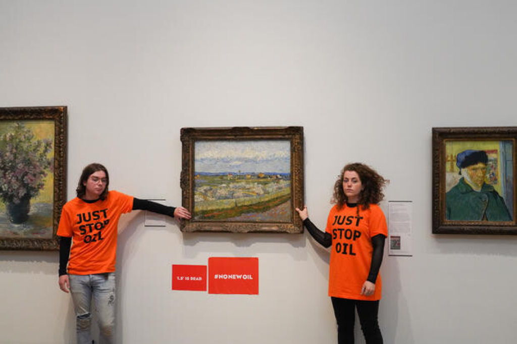 Dois ativistas climticos jogam sopa de tomate nos 'girassis' de Van Gogh