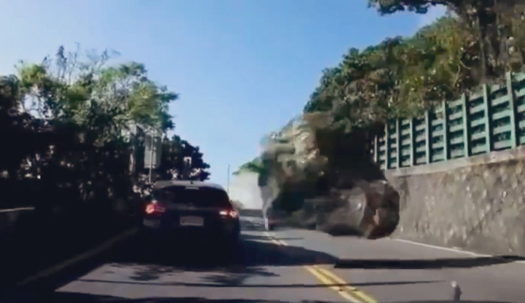 Pedra gigante atinge carro em vdeo de parar o corao feito durante terremoto em Taiwan