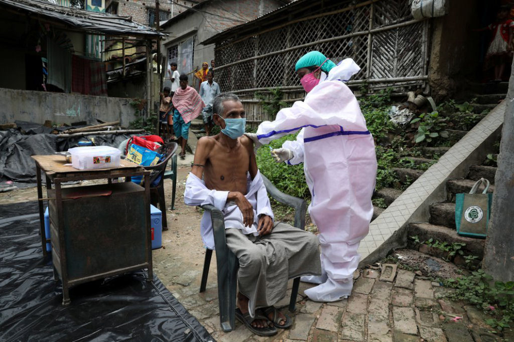 24 fotos do dia em que a Índia vacinou 8 milhões de pessoas contra o coronavírus 10
