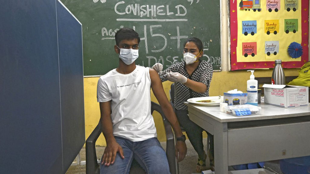 24 fotos do dia em que a Índia vacinou 8 milhões de pessoas contra o coronavírus 13
