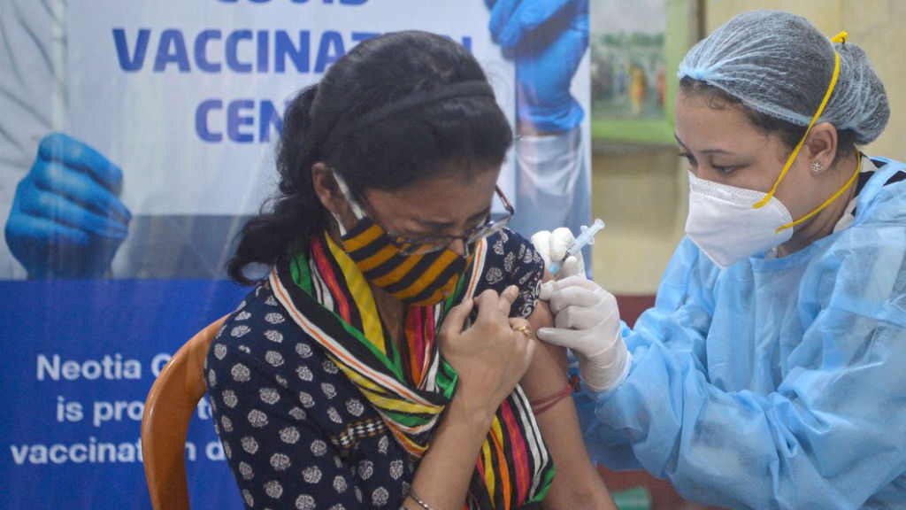 24 fotos do dia em que a Índia vacinou 8 milhões de pessoas contra o coronavírus 18