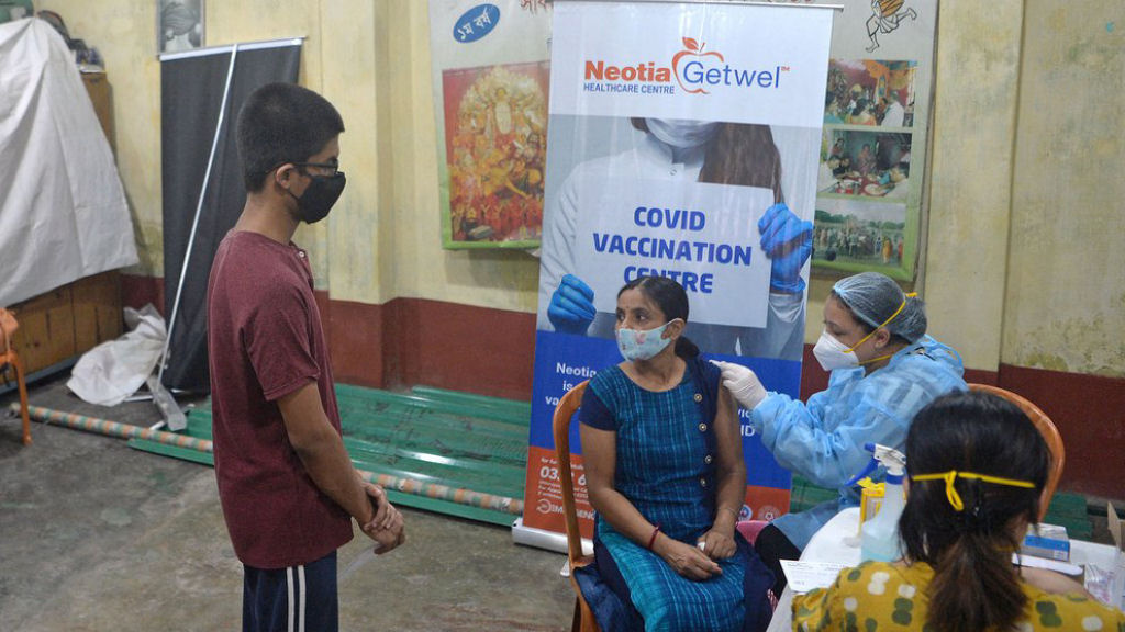24 fotos do dia em que a Índia vacinou 8 milhões de pessoas contra o coronavírus 20