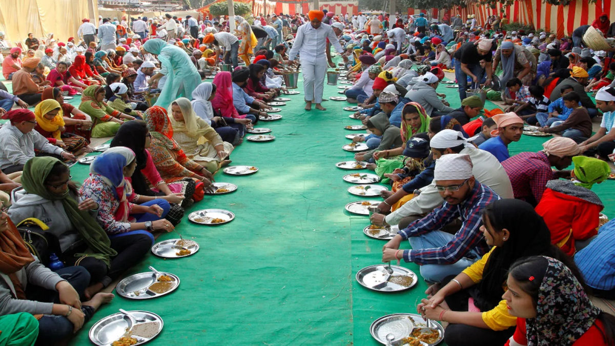 Templo Sikh indiano serve até 100.000 refeições gratuitas por dia