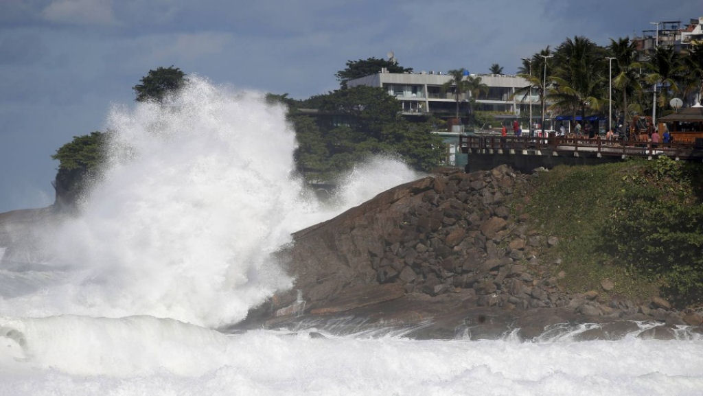 A ressaca que atingiu o litoral do Rio criou ondas de até 5 metros