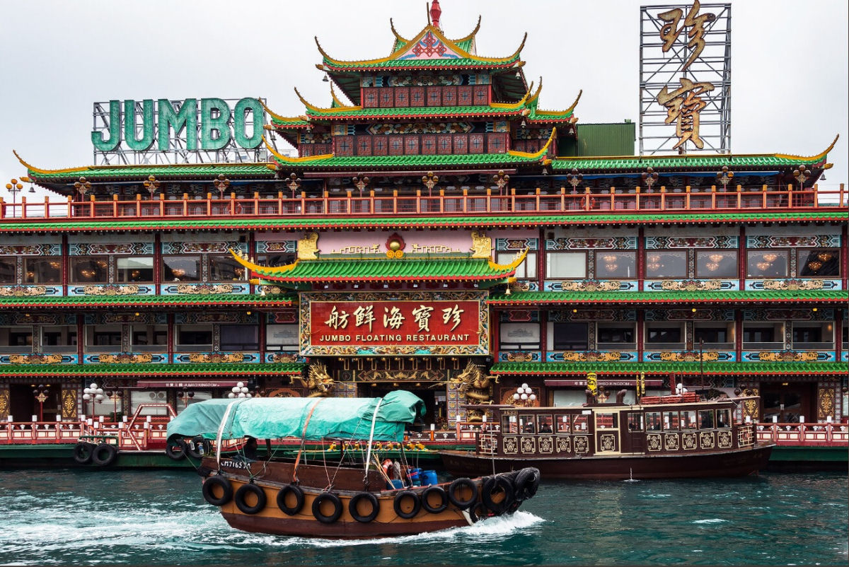 O icônico restaurante flutuante Jumbo de Hong Kong afundou no mar