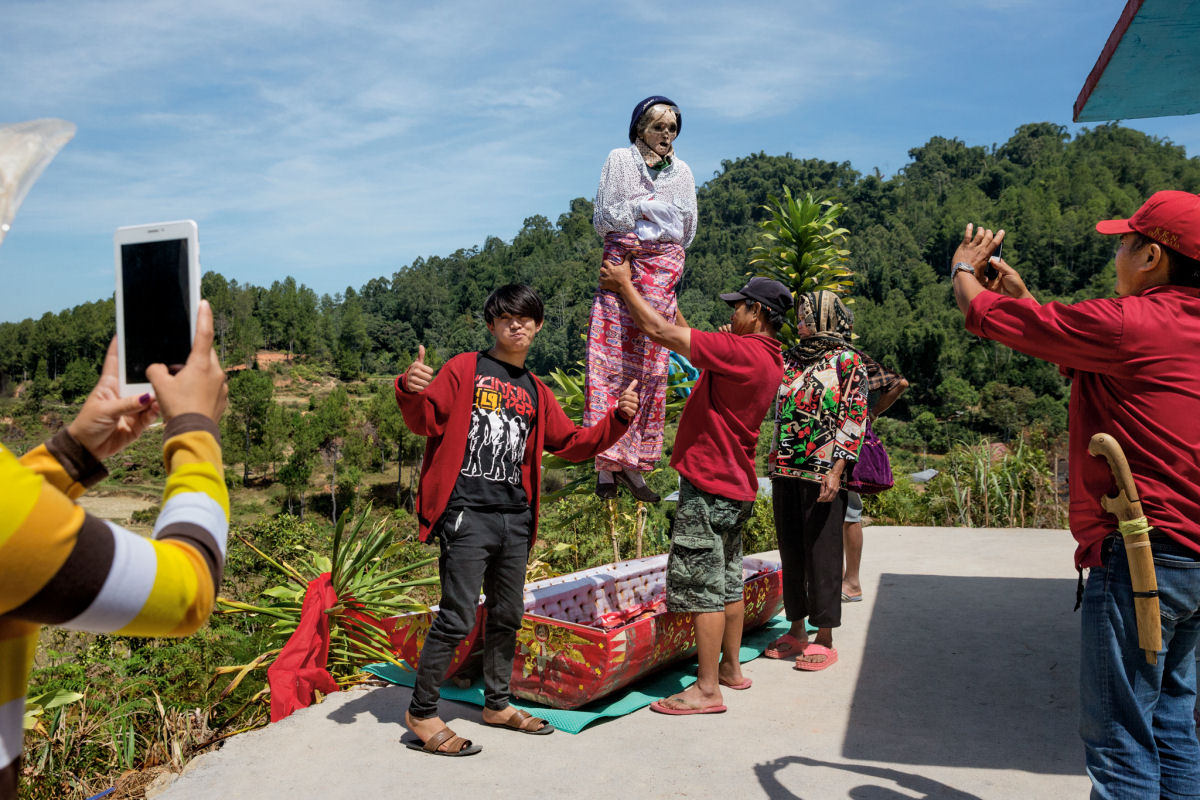 Visita a Toraja, a regio de Indonsia em que os vivos convivem com os mortos 01