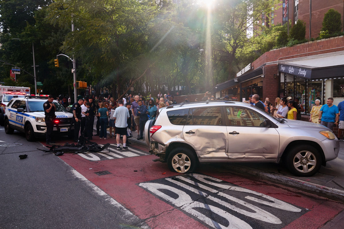 Perseguio de filme em Nova York: um carro segue outro a toda velocidade, atropela e rouba 20k do motorista