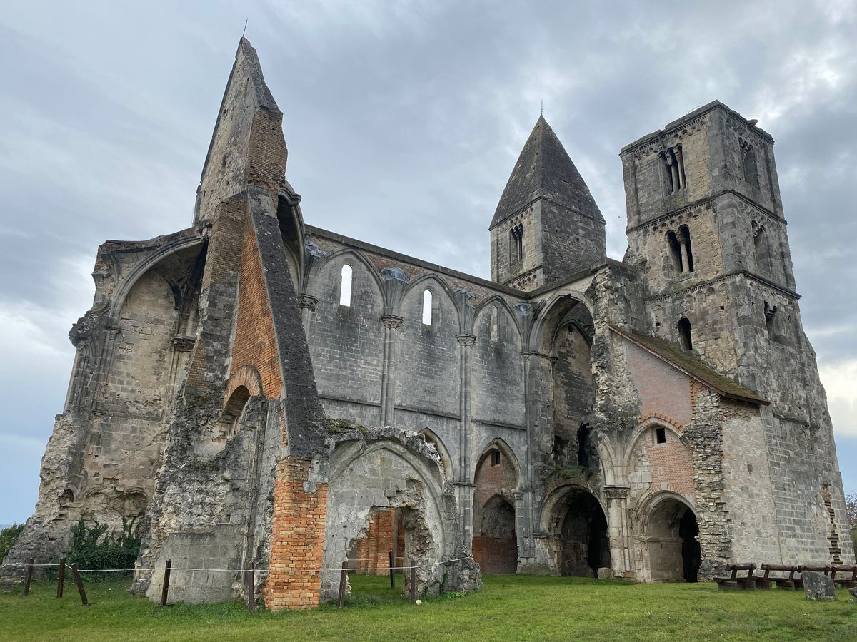 As belas ruínas de uma igreja românica do século XIII estão abandonadas em uma encosta húngara 