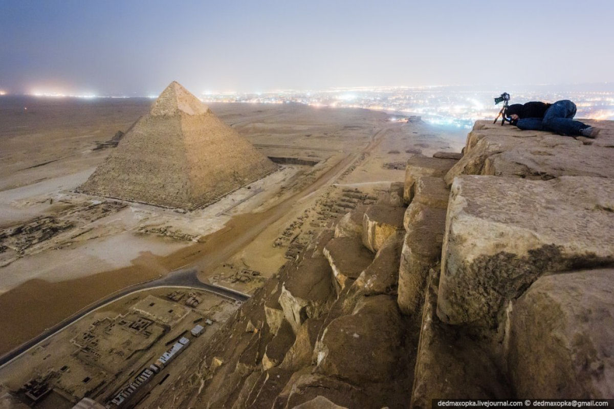 Russos praticam skywalking pelo mundo e escalam ilegalmente a Pirâmide de Giza  01