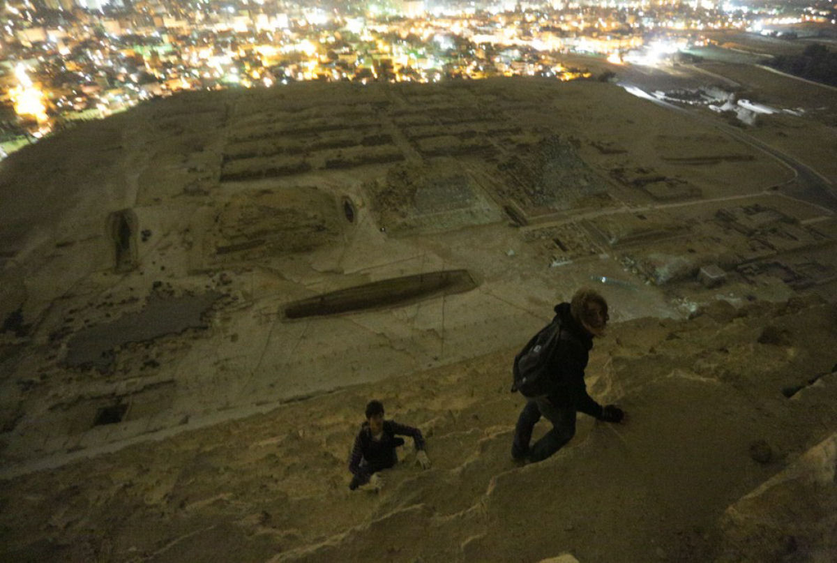 Russos praticam skywalking pelo mundo e escalam ilegalmente a Pirâmide de Giza  02