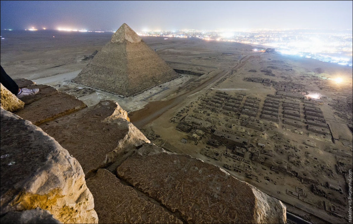 Russos praticam skywalking pelo mundo e escalam ilegalmente a Pirâmide de Giza  03