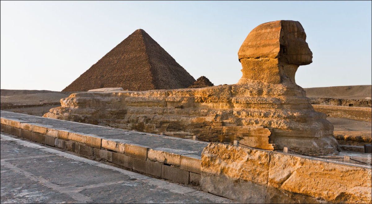 Russos praticam skywalking pelo mundo e escalam ilegalmente a Pirâmide de Giza  04