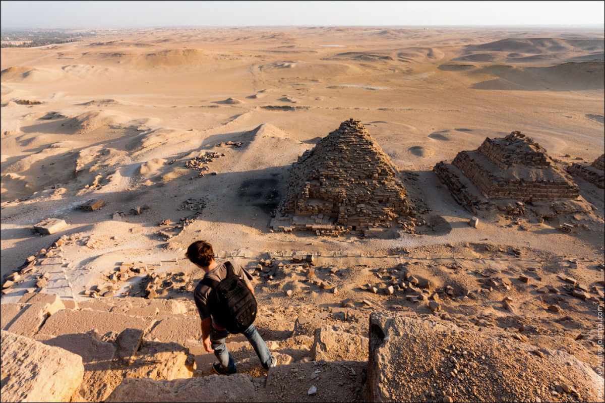 Russos praticam skywalking pelo mundo e escalam ilegalmente a Pirâmide de Giza  06