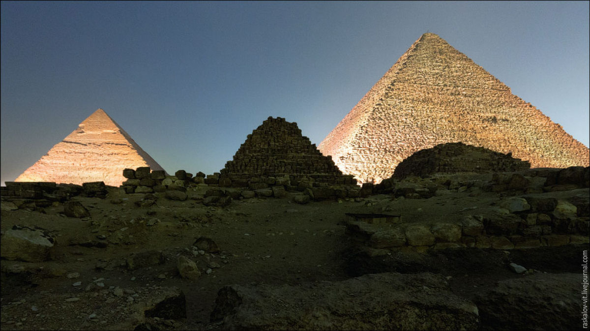 Russos praticam skywalking pelo mundo e escalam ilegalmente a Pirâmide de Giza  07