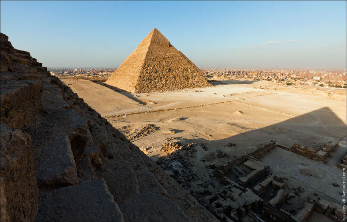 Russos praticam skywalking pelo mundo e escalam ilegalmente a Pirâmide de Giza  09