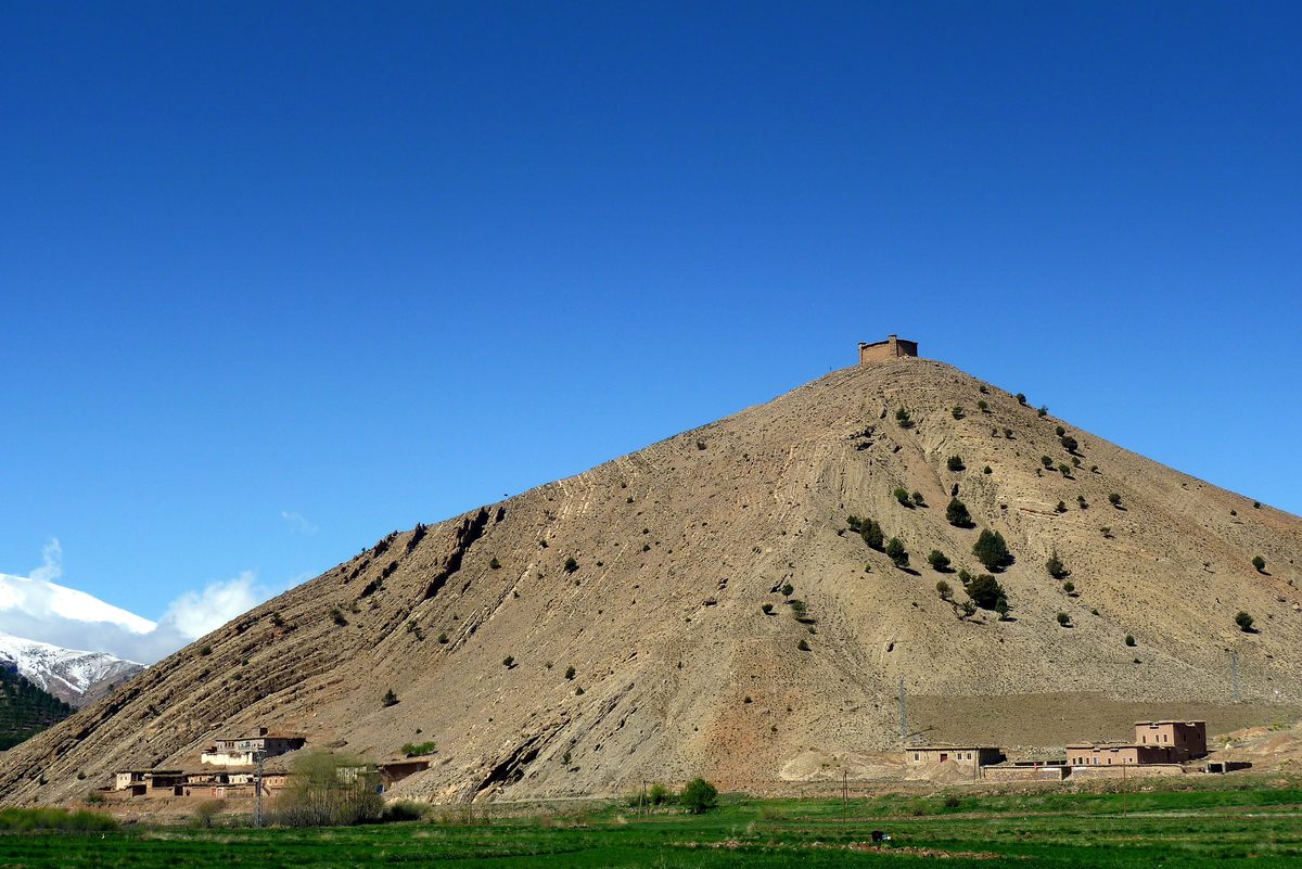 Antigo celeiro comunitrio marroquino  agora um santurio solitrio no topo de uma montanha