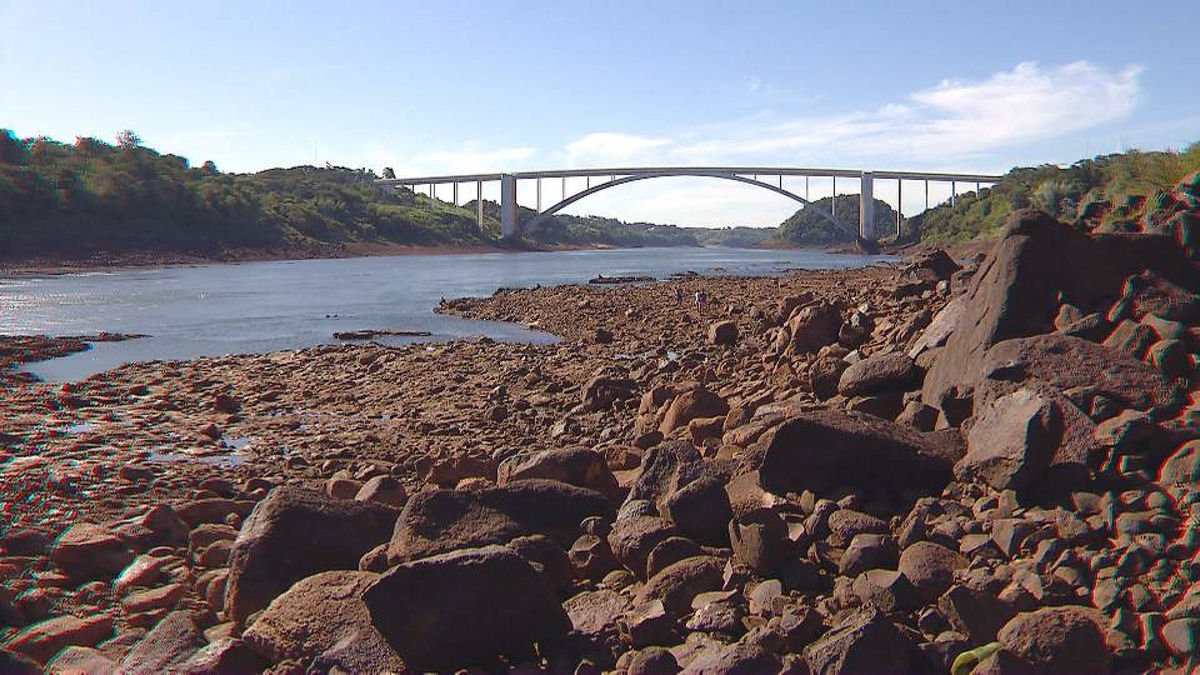 A seca histórica do rio Paraná permite cruzar caminhando da Argentina ao Paraguai