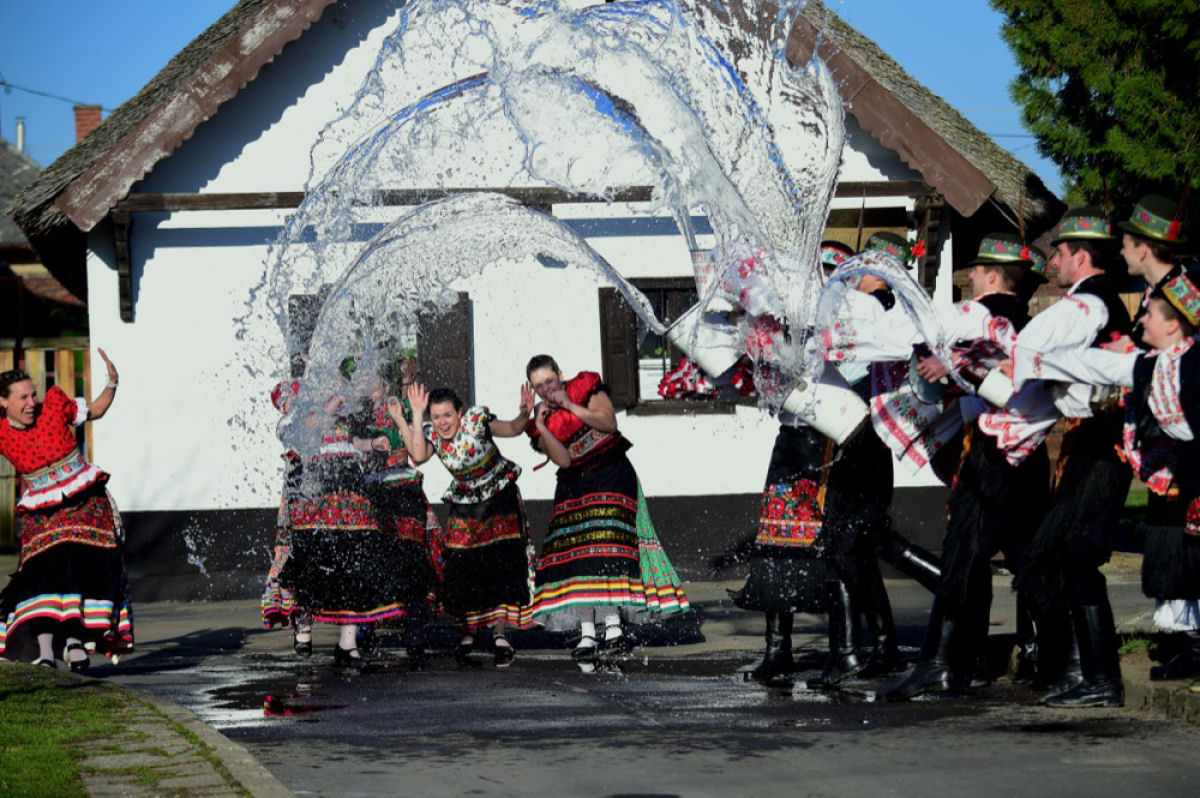Enquanto isso, na Polnia, na segunda-feira de Pscoa, o estranho festival da 'Segunda-feira Molhada'