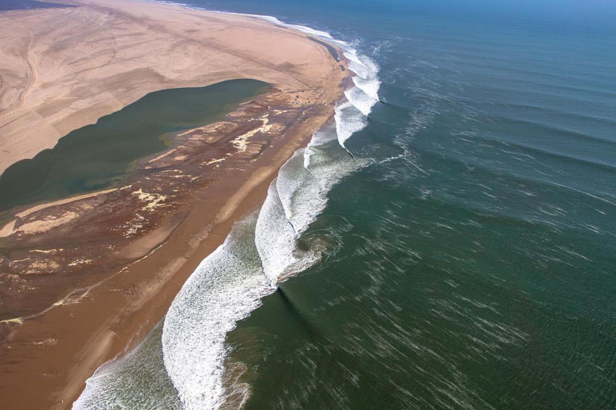 Surfando ondas muito longas na costa da Nambia