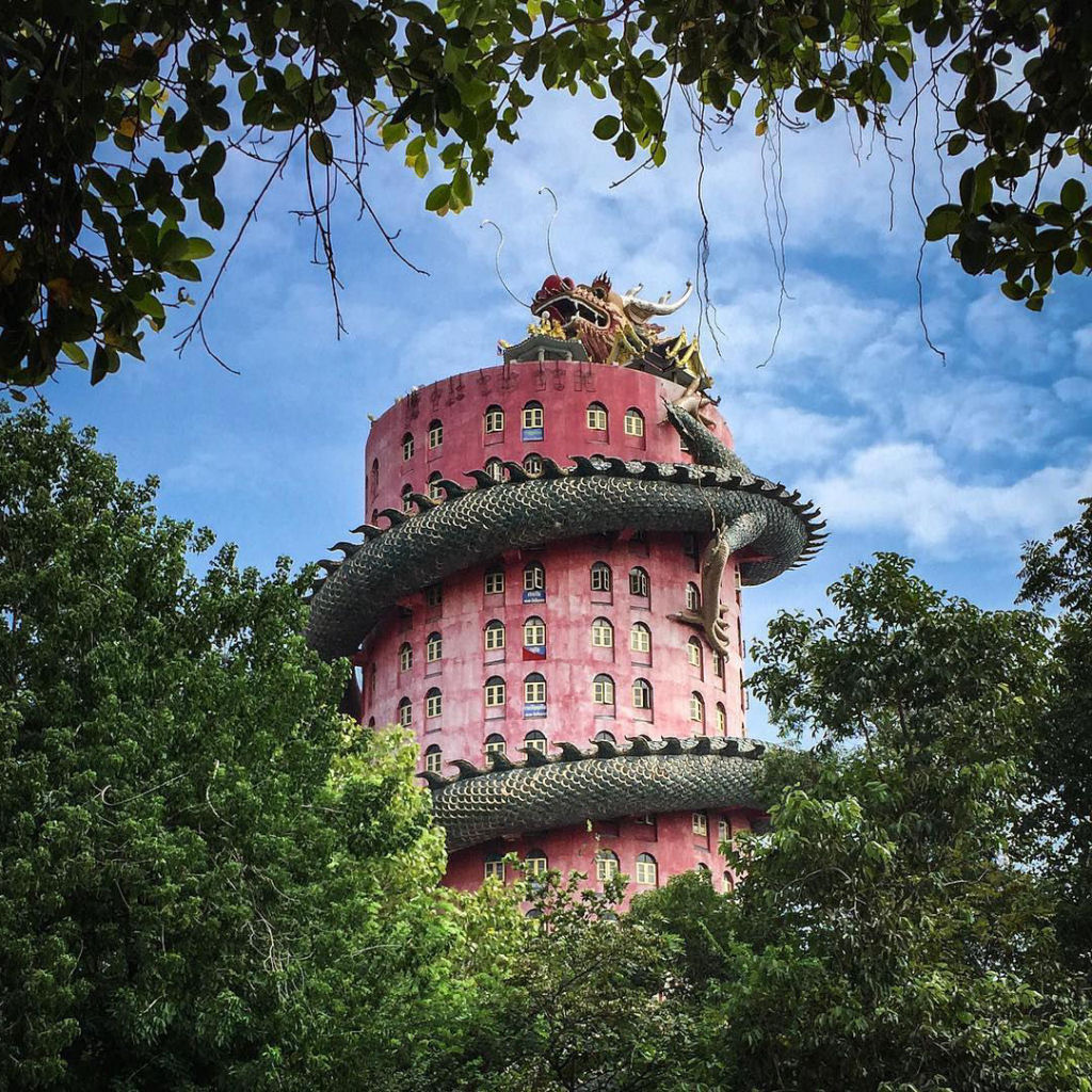 Enorme dragão envolve-se em um templo budista de 80 metros de altura na Tailândia 01