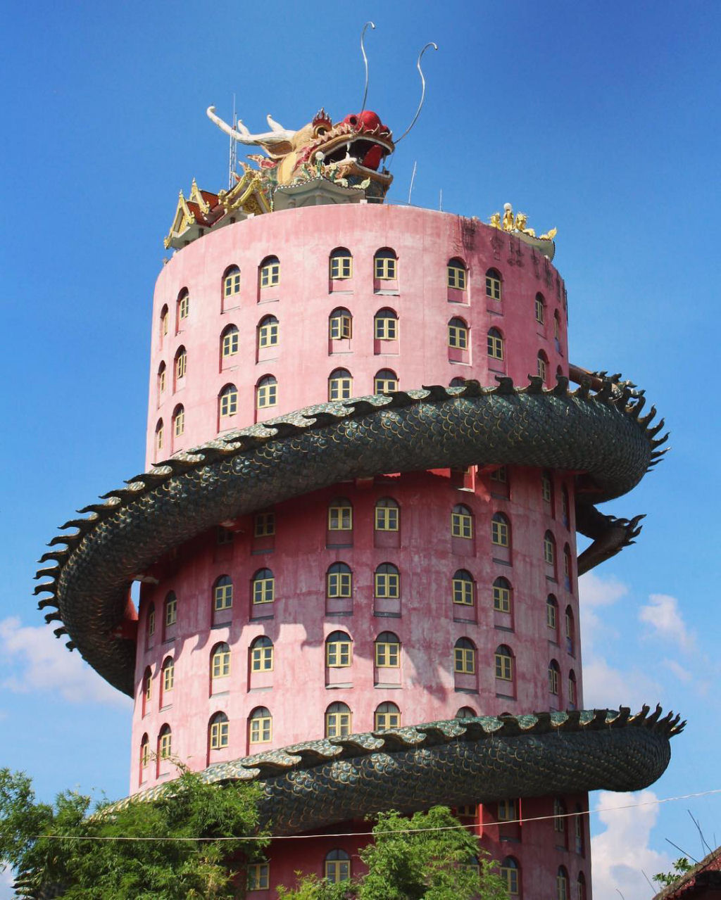 Enorme dragão envolve-se em um templo budista de 80 metros de altura na Tailândia 02