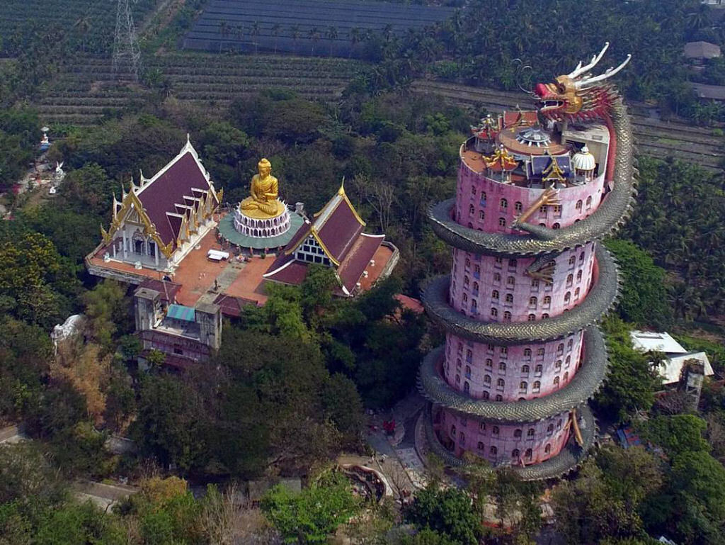Enorme dragão envolve-se em um templo budista de 80 metros de altura na Tailândia 03