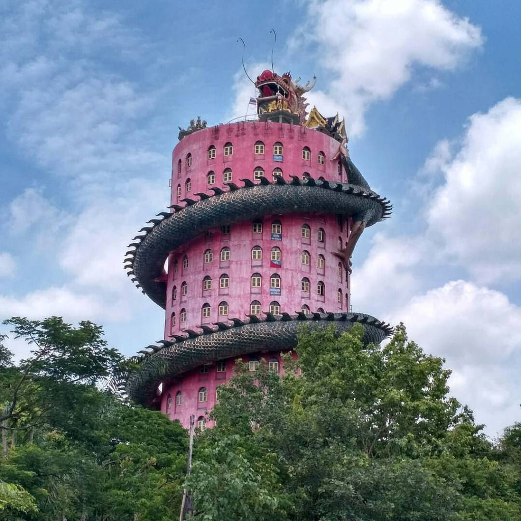 Enorme dragão envolve-se em um templo budista de 80 metros de altura na Tailândia 04