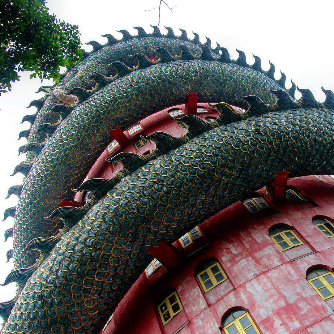 Enorme dragão envolve-se em um templo budista de 80 metros de altura na Tailândia 05