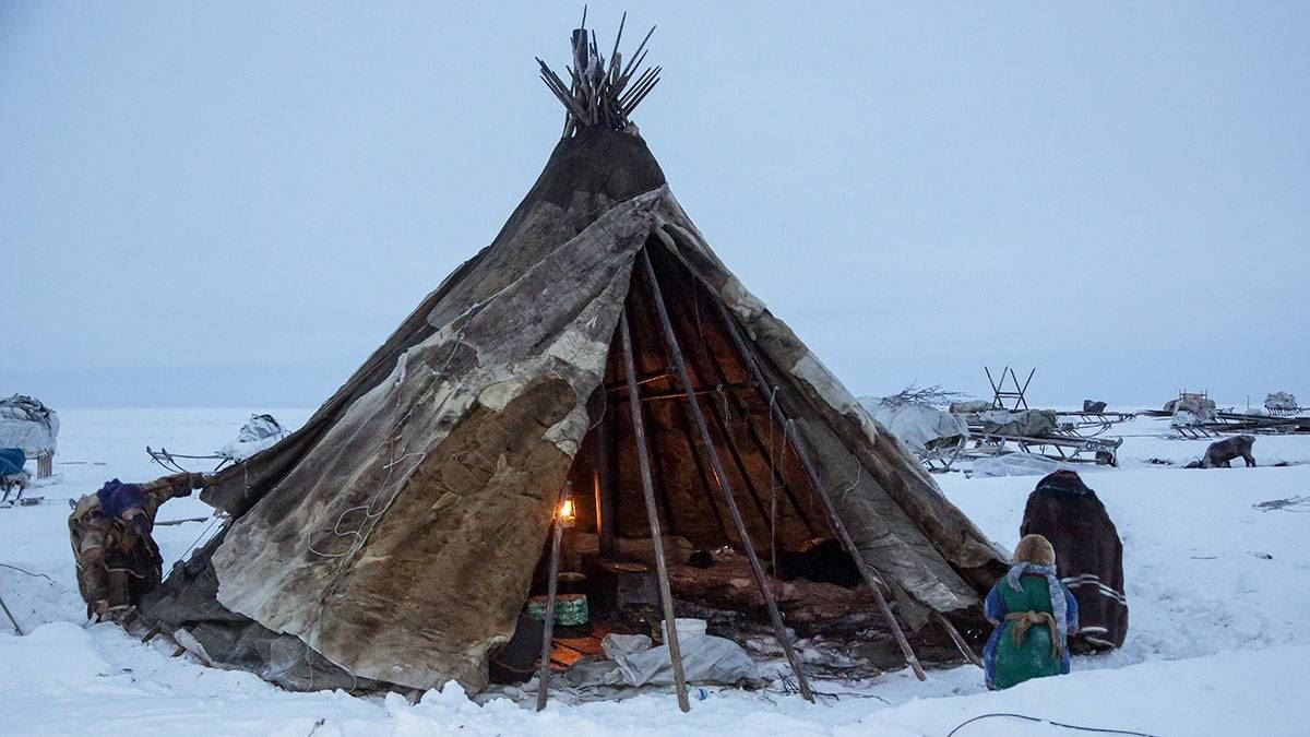 A cada poucos dias, povo nômade deve remontar sua tenda no inverno ártico da Sibéria