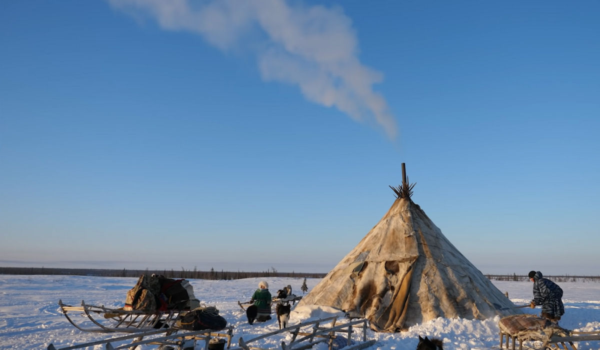 Pessoas nômades Nenet constroem um chum (yurt) no inverno ártico da Sibéria